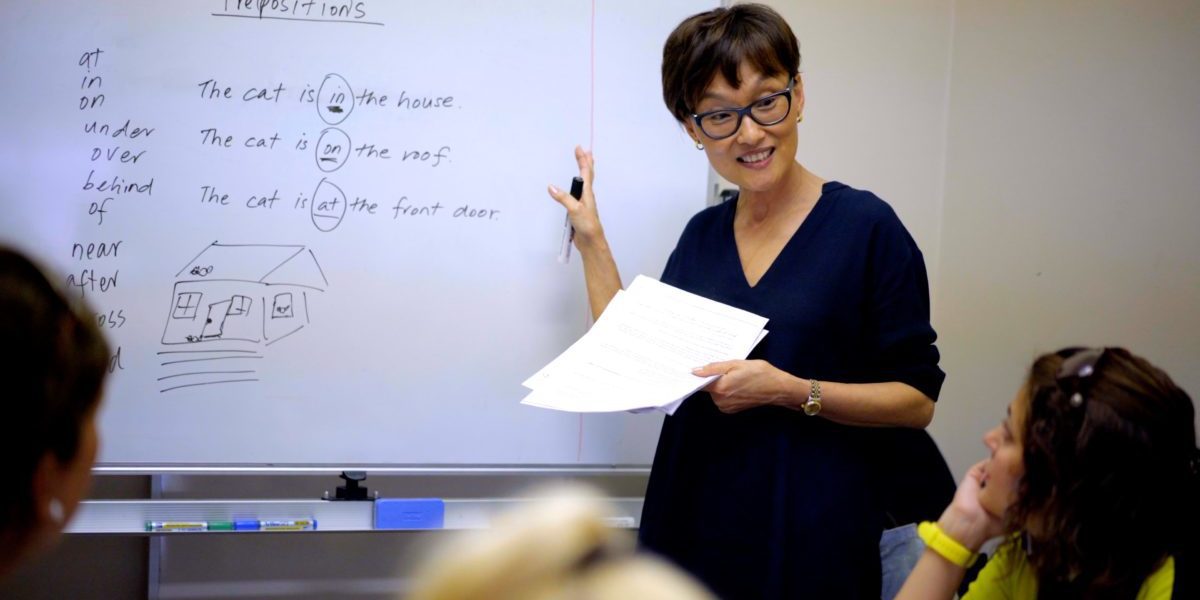 Volunteer teaching English